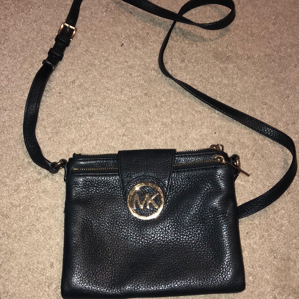 Black Michael kors cross body LOTS OF space